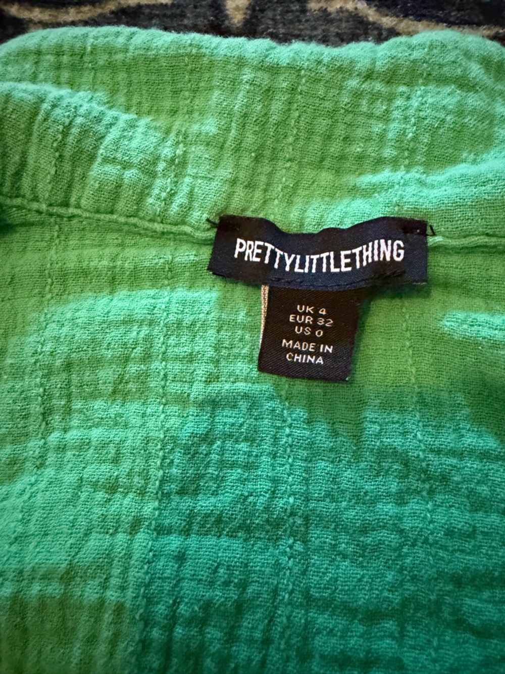 3/$25 💚 PrettyLittleThing Green Tie Front Crop Top Size 0 Y2K - Picture 2 of 5